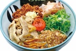 うどんに背脂ドーン！ 極太麺の「油うどん」専門店が誕生、あの「せたが屋」が仕掛ける