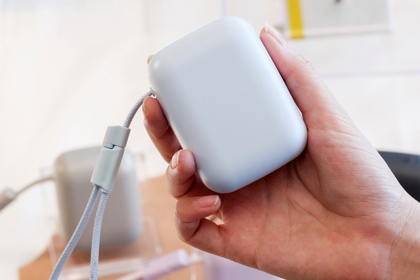 MOTTERU新世代の「準固体モバイルバッテリー」発表