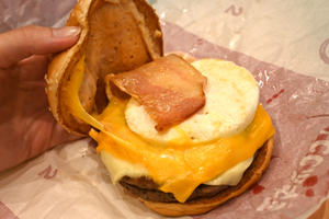 マクドナルド「チーチー倍月見」も！ 35周年の月見シリーズがマジだった