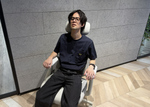アスキーのおじさんたちがLiberNovoの電動ワークチェアを試したら、みんなスッと目を閉じた