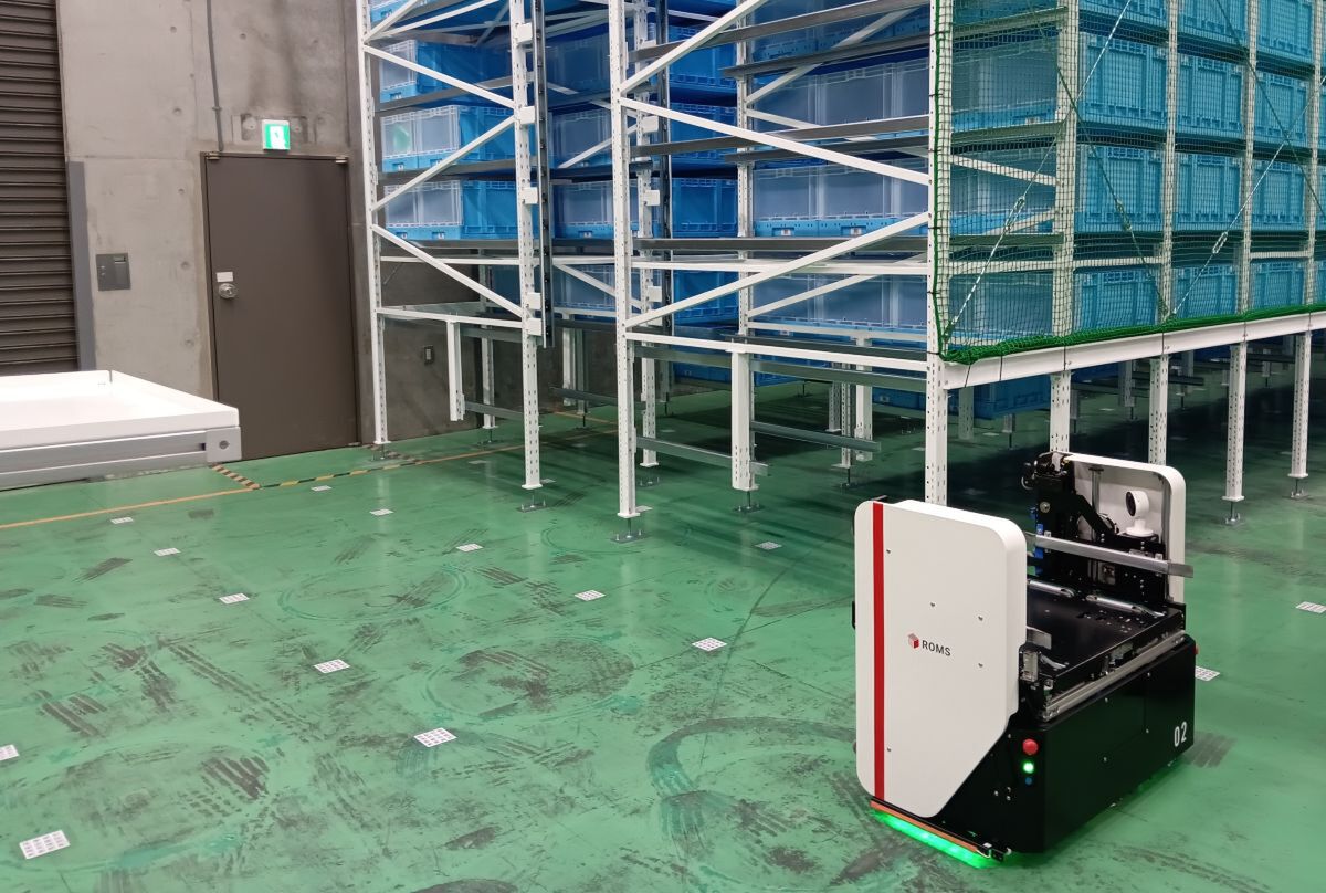 小さな箱型ロボット1台から導入できる「止まらない自動倉庫：NINBUS」