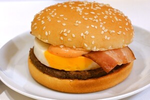 【意外】マック「月見」はなぜ生まれた？ 最初は「ベーコンエッグバーガー」だった
