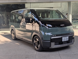 なぜ今、韓国Kiaが日本再上陸？ 法人＆車中泊層を狙い撃ちにするハイエース級EVバンの販売戦略