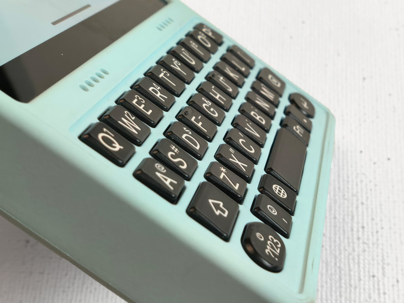 ド変態スマホ】正方形ボディ×物理キーボード!? 異端児IKKO「MindOne