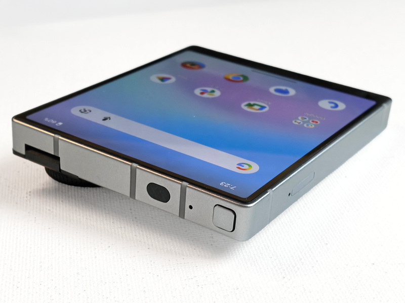 ド変態スマホ】正方形ボディ×物理キーボード!? 異端児IKKO「MindOne