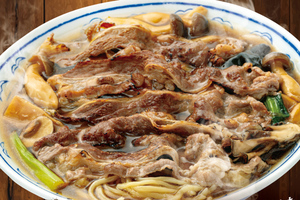 牛しゃぶドーン、とろ～りきのこあん！ 焦がし醤油香る秋麺がそそる