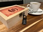 コーヒーを飲みながらゆっくり考えて！ 仙台市一番町に「解かないと帰れない」謎解きカフェ 誕生