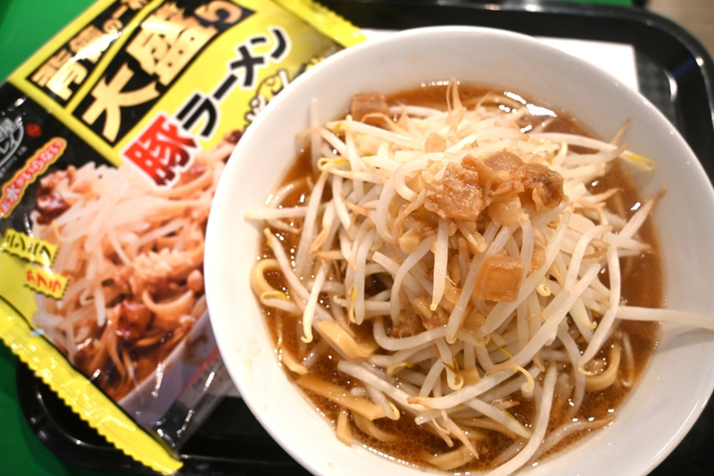 Pile on a Whole Bag of Bean Sprouts! Devouring Kinrei's First 'Large Serving' Frozen Ramen