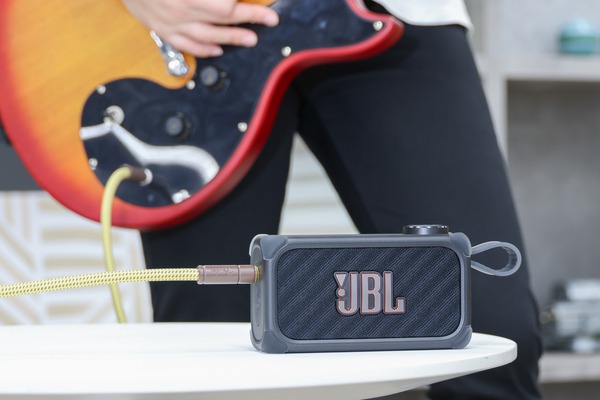 このスピーカー魔法じゃん！　憧れの曲からギターだけ消せるJBL BandBox Soloを試してみた