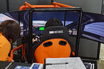 爆音に思わず振り向く！ 3面モニターのレーシングシミュレーターが大迫力【TGS2026特集】