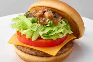 モス、醤油×ニンニクの“黒”チーズバーガー！ 千葉・茨城限定、気になりすぎ
