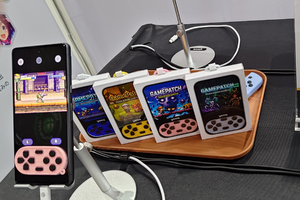 スマホがまるでゲームボーイに!? 携帯ゲームをもっと遊びやすくするアタッチメントが面白い【TGS2026特集】