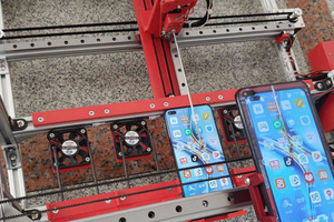中国ECサイトで販売される「スマホ自動タップマシン」 単純な連打だけでなく、カメラを活用した画面認識で大幅進化