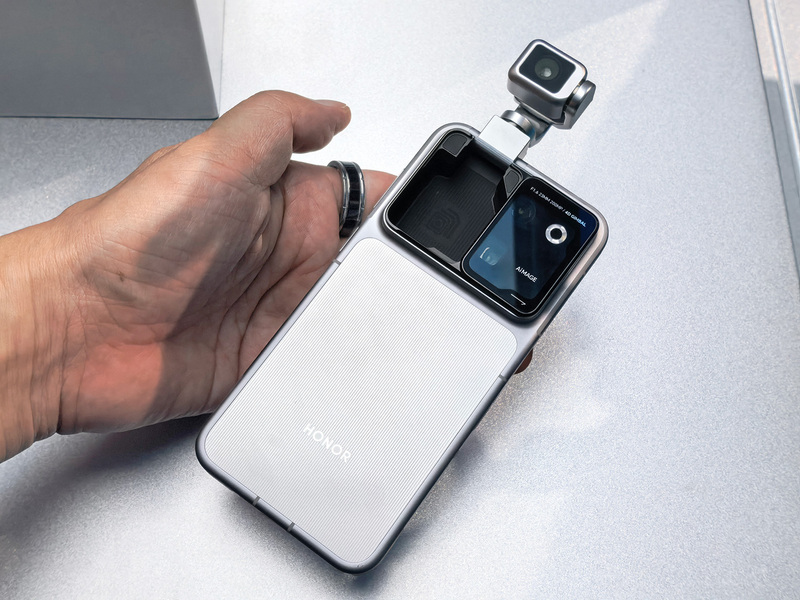 カメラが飛び出し、うなずく!? HONORの「Robot Phone」はスマホの形を