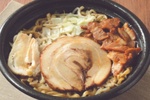 【本日発売】ローソン「豚ラーメン」に肉3種どーん！ 797円の“贅沢すぎ”