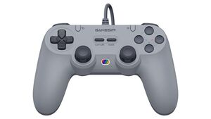 プレステ風ボタン配置が手に馴染む。 SwitchやPCなどに対応するGameSirの有線コントローラーが3299円
