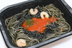 コンビニの「イカスミパスタ」ってどう？ ファミマのワンコイン麺、実食