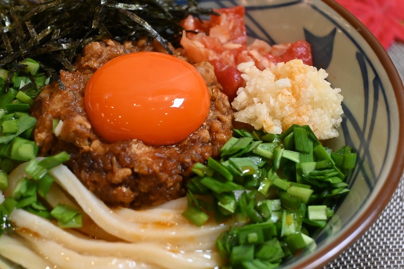 Marugame Seimen Launches "Niku Kara Maze Udon"! A Punchy Dish with a Generous Helping of Raw Garlic