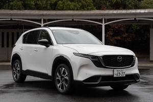 立体駐車場に入る質感重視のCX-30か、最新ITと広さのCX-5か？ 価格がダブるマツダSUVの「罪深き比較検証」