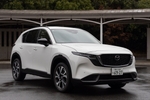 立体駐車場に入る質感重視のCX-30か、最新ITと広さのCX-5か？ 価格がダブるマツダSUVの「罪深き比較検証」