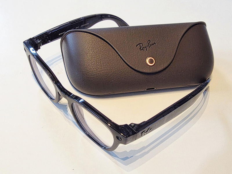 充電するには鼻を貸せ!? Ray-Ban Metaの小さな充電アダプターを衝動