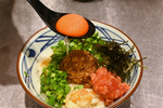 平日昼は注意！ 丸亀製麺「肉辛まぜうどん」、生ニンニクが想像以上だった