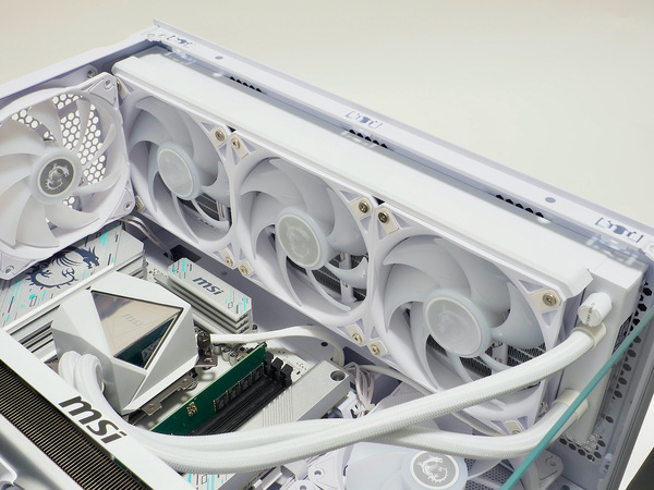 ラジエーターファン側面にカバーを備えたMAG CORELIQUID I360 WHITE
