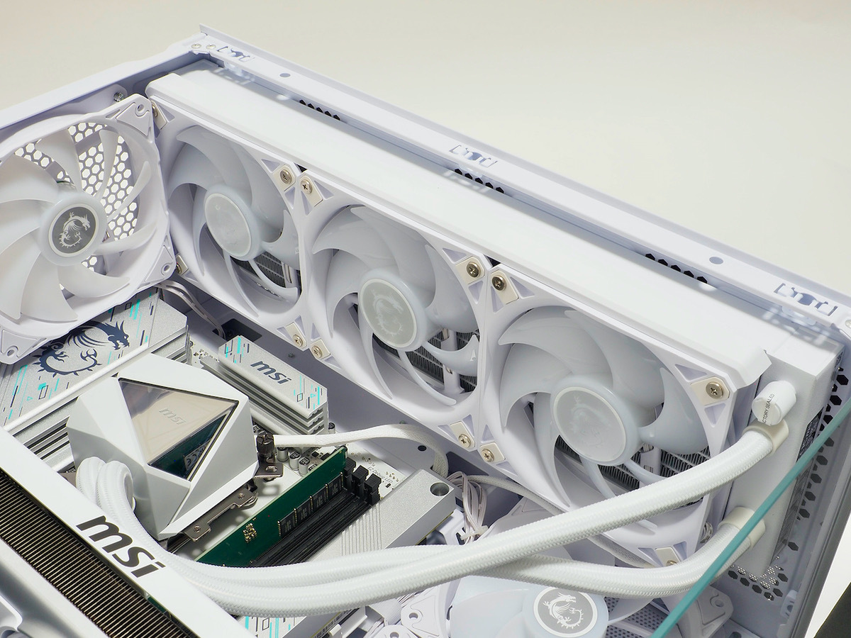 ラジエーターファン側面にカバーを備えたMAG CORELIQUID I360 WHITE