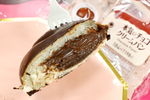 【本日発売】ファミマの「本気のチョコがけパン」はマジで本気！ チョコ好きが3種を実食