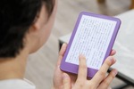 「Kindle」の段差、ついに消えた! 画面がフラットになって超快適な新型で読書してみた