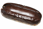 【本日発売】チョコびっしり！ ファミマの「本気のチョコ生コッペパン」が黒々しい！