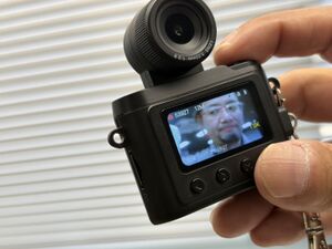 最近のトイカメラは、「レンズが回転」して自撮りもできるんだよ！ 楽しいぞ〜