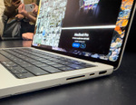 【新型MacBook Pro】OLEDとタッチでMacBook Proが変わる？ アップル発表会で新製品を体験