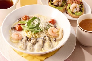 うまそ～！ ココスに牡蠣たっぷりの「クリームスープパスタ」！ 海老も入って具だくさん